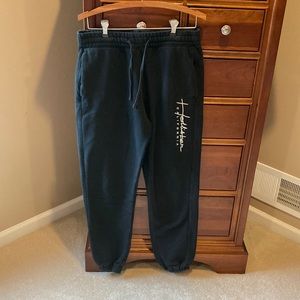 Hollister California joggers, black, size medium, back pocket, comfy waistband